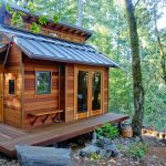 1200px-Cabin-Like_Tiny_Home_in_the_Woods